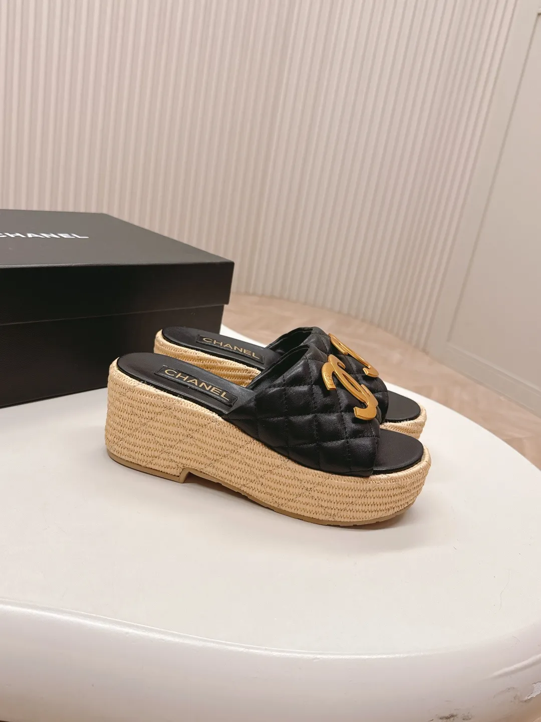 👟👟Ex-factory price 560👟👟 CHANEL Chanel 2025 new sandals and slippers series classic series every style is great rhombus platform sandals and slippers elegant and noble comfortable and versatile upper: sheepskin foot pad: sheepskin sole: rubber outsole size: 35-40